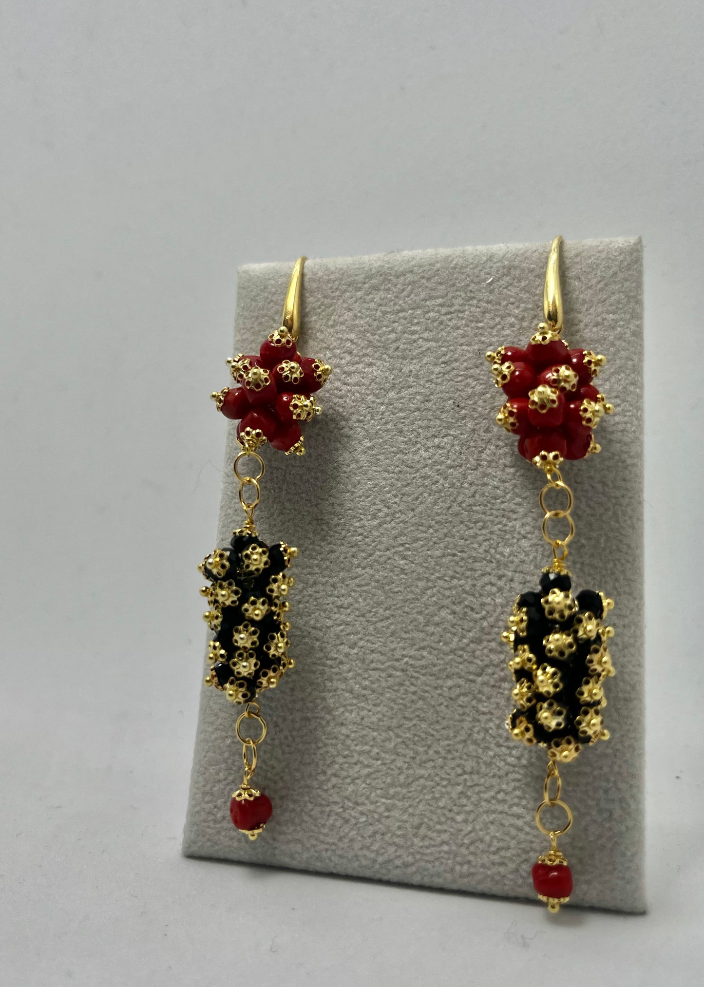 Orecchino Corallo & Onice: Doppio Grappolo III